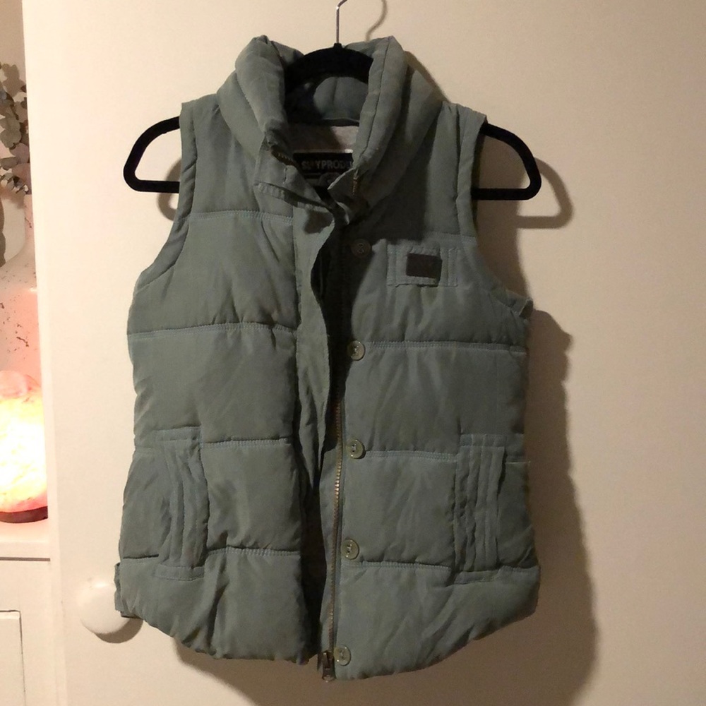 Women’s puffer vest, with removable hood